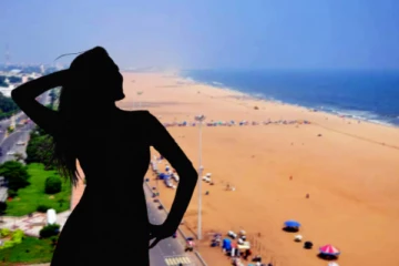 மெரினா பீச்சில் அட்டூழியம்; வாலிபர்களுடன் இளம்பெண் செய்த காரியம் - முகம் சுளித்த பொதுமக்கள்!