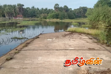 நீரால் மூடியிருக்கும் பாதையினால் சிரமத்தை எதிர்கொள்ளும் மக்கள்: கண்டுகொள்ளாத மாவட்டச் செயலகம்.