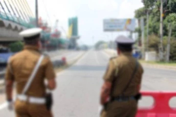 பொலிஸ் வாகனத்தை மோதி தப்பி சென்ற சொகுசு வாகனம்