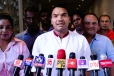 කතරගම පෙරහැරටත් බෝම්බ ගැහුවා.. දළදා මාලිගාවට එල්.ටී.ටී.ඊ. එකෙනුත් බෝම්බ ගැහුවා, ජේ.වී.පී. එකෙනුත් ගැහුවා හැබැයි පෙරහැර පැවැත්වුවා - දෙවිනුවර උණුසුම මැද නාමල් ආරූඪ වෙයි