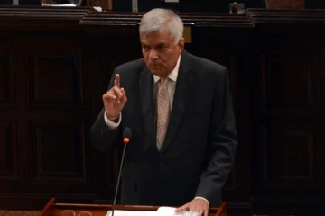 மிஸ்டர் பீன் போல செயற்படாதீர்கள்! பிரதமர் ரணிலைப் பார்த்து பகிரங்கமாக கூறிய உறுப்பினர்