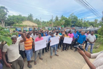 மட்டக்களப்பில் முச்சக்கரவண்டி சாரதிகள் போராட்டம்(Photos)