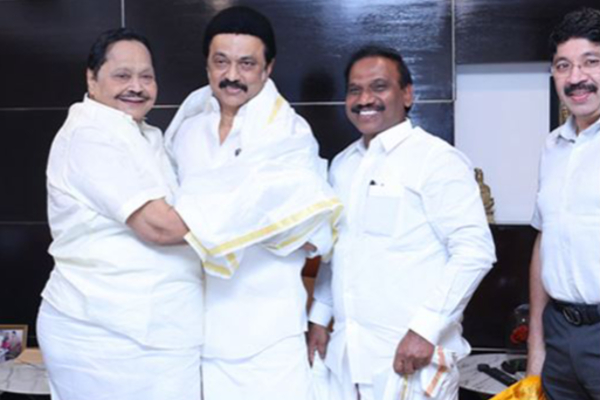 நகர்ப்புற உள்ளாட்சி தேர்தலில் பெரும்பாலான இடங்களில் திமுக வெற்றி - முதலமைச்சர் மு.க.ஸ்டாலினை சந்தித்த திமுக நிர்வாகிகள் - தமிழ்நாடு