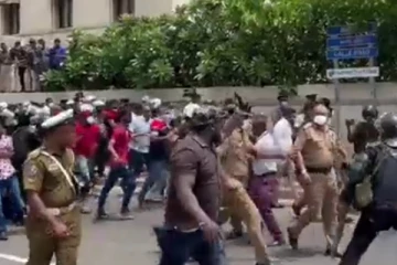 පොහොට්ටු ආධාරකරුවන් ගෝල්ෆේස් පිටියට කඩා වදී.. පොලිසිය ඔවුන් වළක්වාලීමට දැඩි උත්සහයක.. ගාලුමුවදොර උණුසුම් වෙයි.. එහි නවතම තත්ත්වය මෙන්න.. (VIDEO)
