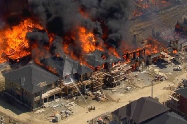 கனடாவில் கோர தீ விபத்து;பல மில்லியன் டொலர் சேதம் | Massive Fire Destroys Several 2 Million Houses