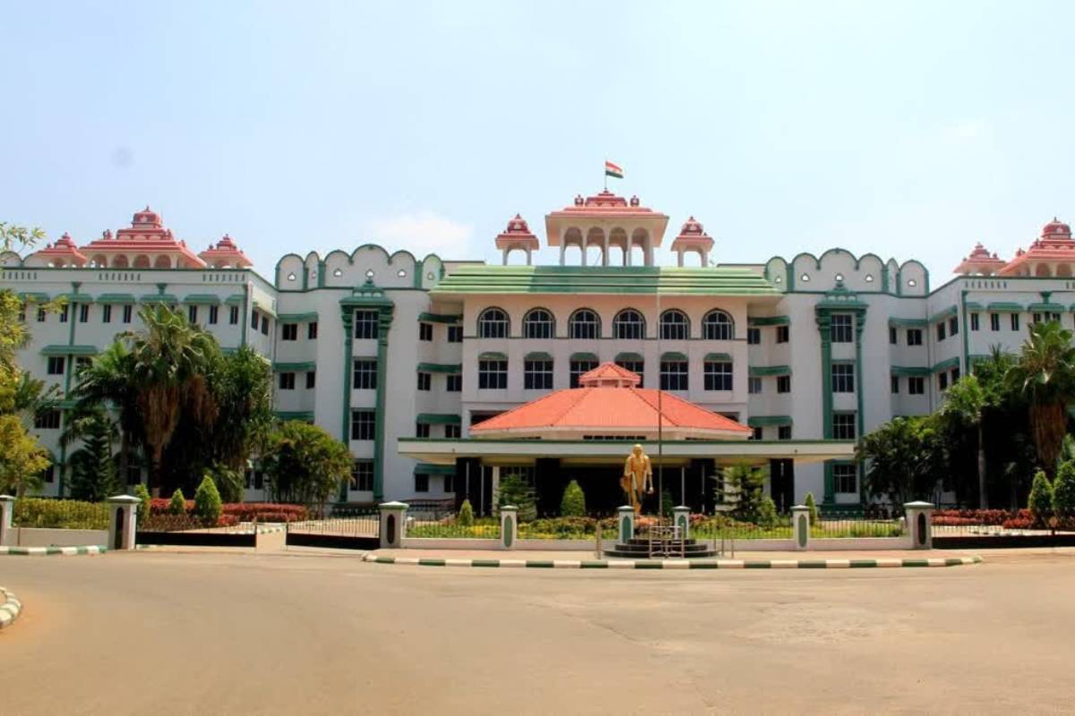 கரூரில் உயிரிழந்த குடும்பத்திற்கு அரசு வேலை தற்காலிகமே - நீதிமன்றம் சொல்வது என்ன? | Hc Says Govt Job For Karur Victims Is Temporary