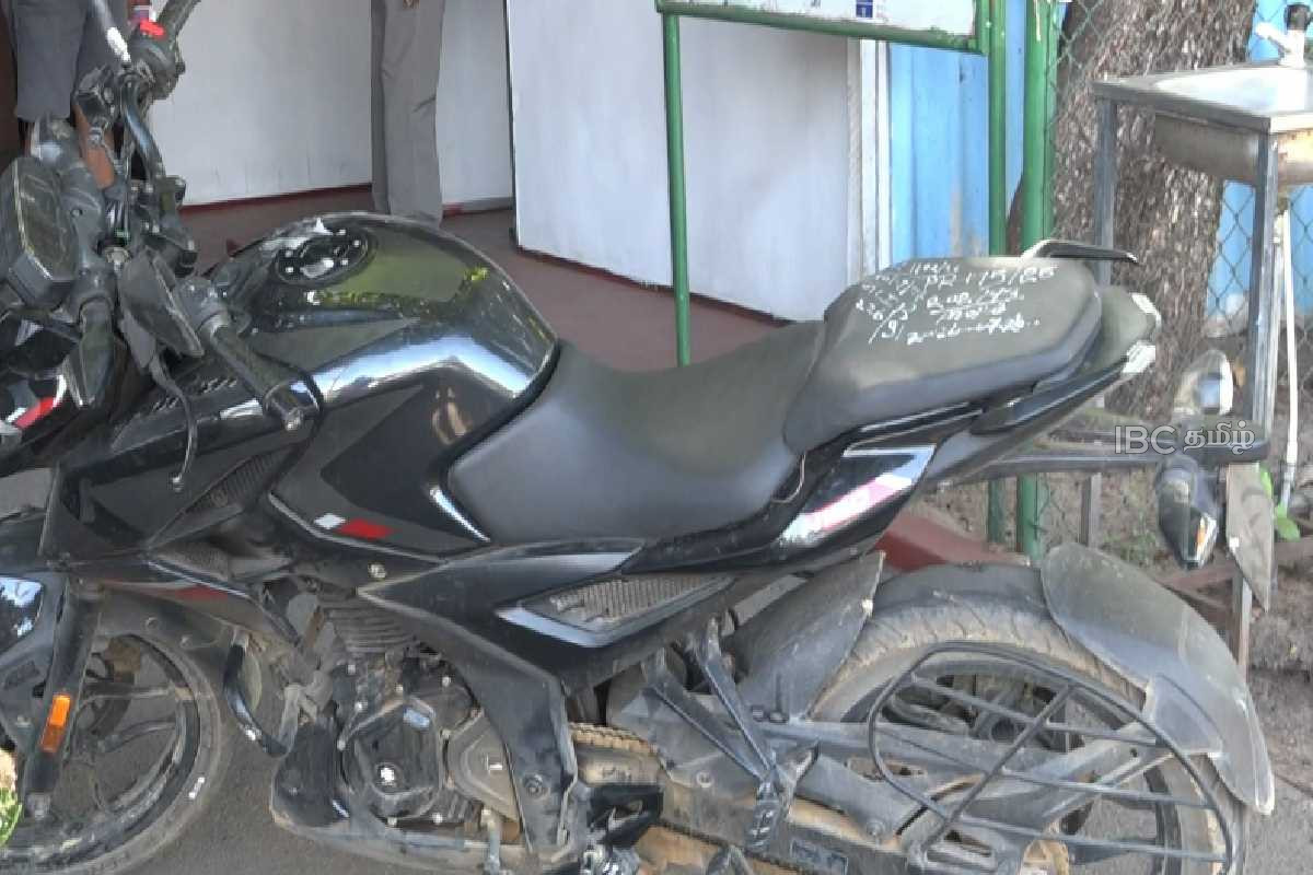 மட்டக்களப்பில் களவாடப்பட்ட மோட்டார் சைக்கிள் அம்பாறையில் கண்டுபிடிப்பு | Motorcycle Stolen In Batti Recovered In Colombo மட்டக்களப்பில் களவாடப்பட்ட மோட்டார் சைக்கிள் அம்பாறையில் கண்டுபிடிப்பு | Motorcycle Stolen In Batti Recovered In Colombo