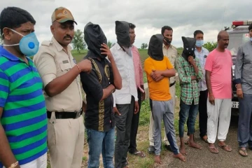 பட்டப்பகலில் இளம் பெண்ணை நிர்வாணப்படுத்தி குச்சியால் கொடூரமாக தாக்கிய இளைஞர்கள்! நடுங்க வைக்கும் சம்பவம்