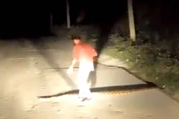 சாலையில் படுத்திருந்த ராட்சத பாம்பு! அசால்ட்டாக வந்த நபர் செய்த தரமான சம்பவம்