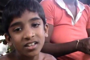 "..මල්ලිටයි නංගිටයි බඩගිනියි කිව්වම මම කොස් කඩලා දෙනවා..ලුණු දාලා කනවා, ඒව කාලා තමයි අපි ඉන්නේ.." කොස් කඩා මුළු පවුලම රකින 9 හැවිරිදි දරුවා..මෙරටින් ඇසෙන සංවේදී කතාව..(VIDEO)