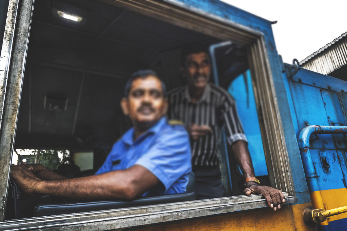 தொடருந்து திணைக்கள ஊழியர்களுக்கு விதிக்கப்பட்டுள்ள அதிரடி தடை | Railway Officers Banned Social Media Duty Time தொடருந்து திணைக்கள ஊழியர்களுக்கு விதிக்கப்பட்டுள்ள அதிரடி தடை | Railway Officers Banned Social Media Duty Time