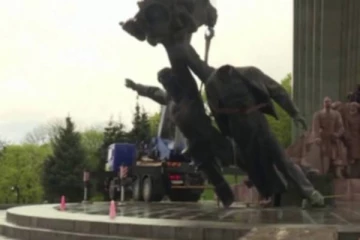 அகற்றப்பட்டது உக்ரைன் - ரஷ்யா நட்பைக் குறிக்கும் நினைவுச் சின்னம்