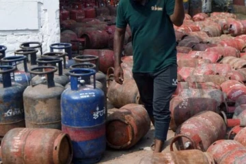 புத்தாண்டு ஸ்பெஷலா..!! சிலிண்டர் விலை மேலும் குறைப்பு..!