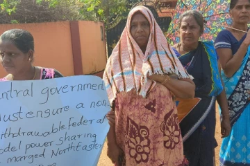 சிம்மாசன உரையில் கூறியதை போல் அதிகார பகிர்வினை வழங்கவேண்டும் - தொடரும் போராட்டம்(படங்கள்)