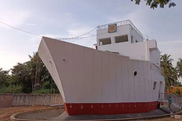 மனைவிக்காக கப்பல் வடிவில் வீடு கட்டி அசத்திய கணவன்