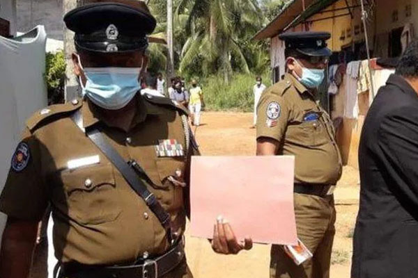 யாழில் யுவதியின் தகாத புகைப்படத்தை பேஸ்புக்கில் பதிவேற்றிய இளைஞன்; நையப்புடைந்த கிராம மக்கள் | Young Man Who Uploaded Inappropriate Photo