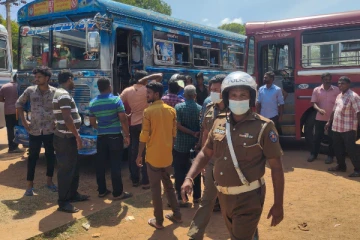 கிளிநொச்சி அரச பேருந்து சாலையை முற்றுகையிட்டுள்ள தனியார் பேருந்து சேவையினர் (VIDEO)