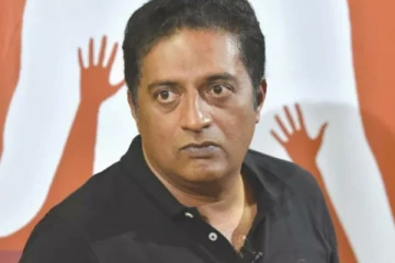 கல்லூரிக்கு விருந்தினராக சென்ற பிரகாஷ் ராஜ்!.. மாட்டு மூத்திரத்தை தெளித்த மாணவர்கள்