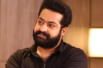 பவுன்சர்களை தாண்டி ஓடி வந்து கட்டிப்பிடித்த ரசிகர்.. ஜூனியர் என்.டி.ஆர் என்ன செய்தார் தெரியுமா