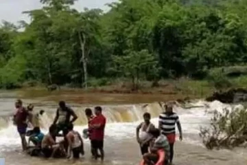 மகிழ்ச்சியாக சுற்றுலா சென்ற குடும்பம்... பெற்றோர் கண்முன்னே 4 சிறுவர் உயிரிழந்த சோகம்