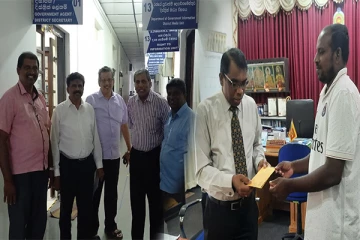 எரிபொருள் பெற்றுத்தர கோரி யாழ். மாவட்ட செயலாளருடன் வணிகர் கழகத்தினர் கலந்துரையாடல் (Photos)