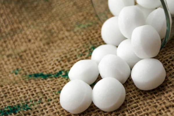 Naphthalene Balls: இனி போடாதீங்க.. ஆபத்தை விலைக்கு வாங்கச் செய்யும் நாப்தலீன் உருண்டை | Side Effects Of Using Naphthalene Balls At Home