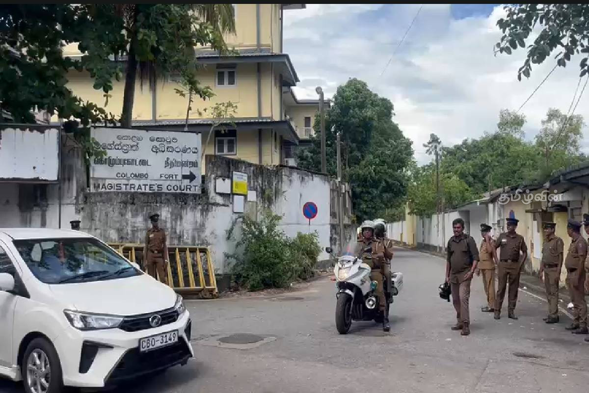 திடீரென்று மாற்றப்பட்ட திட்டம்! நீதிமன்றத்தைத் தவிர்த்து புத்தசாசன அமைச்சை நோக்கி விரையும் பிக்குகள் | Monks Set Off Towards The Court திடீரென்று மாற்றப்பட்ட திட்டம்! நீதிமன்றத்தைத் தவிர்த்து புத்தசாசன அமைச்சை நோக்கி விரையும் பிக்குகள் | Monks Set Off Towards The Court
