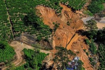 කඳුකරයට රතු නිවේදන - වැස්ස සමඟ නායයෑම් අවදානම උච්ච වෙයි