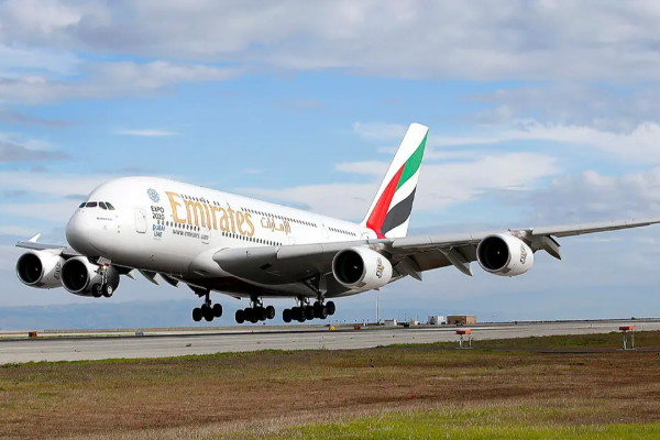 இலங்கையில் அவசமாக தரையிறங்கிய உலகின் மிகப் பெரிய பயணிகள் விமானம்; காரணம் இதுதான்! | Emirates Made An Emergency Landing In Sri Lanka