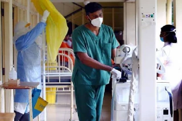 5 மாதங்களாக வீடுகளுக்கு செல்லவில்லை; இலங்கை மக்களிடம் கும்பிட்டு கேட்கும் வைத்தியர்