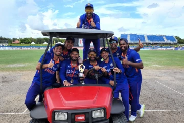 மைதானத்திற்குள் திடீரென கோல்ஃப் வாகனத்தை ஓட்டிச் சென்ற ரோகித் சர்மா