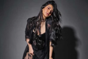 கழுத்தில் ஜெயின்!! கருப்புநிற டிரான்ஸ்பெரண்ட் ஆடையில் நடிகை ஸ்ருதி ஹாசன்..