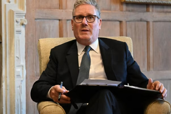 இங்கிலாந்தை விட்டு வெளியேறும் 50,000 தாதியர்கள்; மிகப்பெரிய பணியாளர் நெருக்கடியில் தள்ளும் | 50 000 Nurses Leaving The Uk