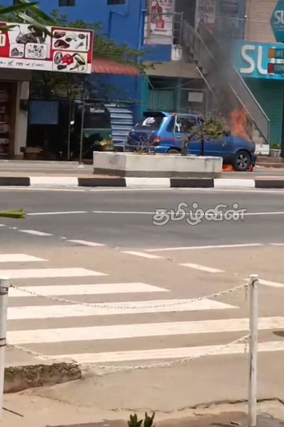 கிளிநொச்சியில் வீதியில் பயணித்துக் கொண்டிருந்த போது திடீரென தீப்பற்றிய கார் | Car Catches Fire In Kilinochchi Road