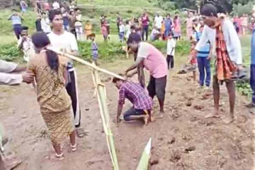 காதல் ஜோடிக்கு நூதன தண்டனை ; கிராமத்தினர் மீது வழக்கு