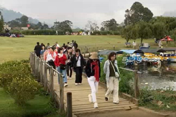 நுவரெலியாவில் தொடரும் உறைபனி பொழிவு: படையெடுக்கும் சுற்றுலா பயணிகள் | Tourists Flock To Nuwara Eliya நுவரெலியாவில் தொடரும் உறைபனி பொழிவு: படையெடுக்கும் சுற்றுலா பயணிகள் | Tourists Flock To Nuwara Eliya