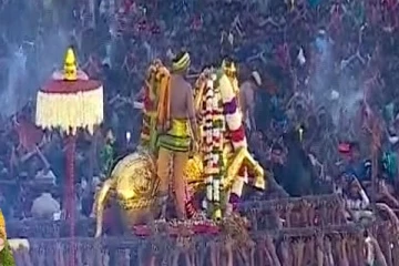 குலுங்கிய மதுரை மாநகர் : வைகை ஆற்றில் இறங்கினார் கள்ளழகர்