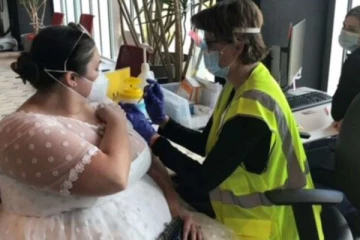 திருமண உடையில் கொரோனா தடுப்பூசி போட்டுக் கொண்ட அமெரிக்க பெண்