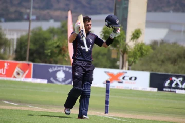 வாணவேடிக்கை காட்டி சதம் விளாசிய கேப்டன்! 381 ஓட்டங்கள் குவித்த அணி