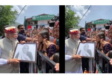 தாயின் புகைப்படம் வரைந்து பரிசாக கொடுத்த பெண் - பரிசை பெற்று ஆசீர்வதித்த மோடி - வைரலாகும் வீடியோ