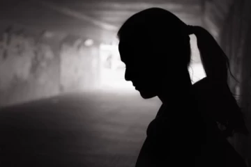 கூல் ட்ரிங்ஸில் மயக்க மருந்து கலந்து கொடுத்த வாலிபர்! நம்பி குடித்த இளம்பெண்.. பின்னர் அரங்கேறிய கொடூரம்