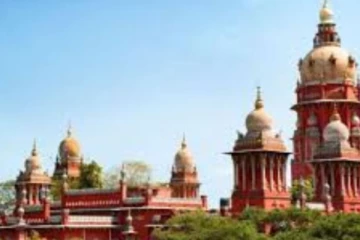 ஆளுங்கட்சி என்றால் தேர்தல் ஆணையம் அமைதியாக இருக்குமா? சரமாரி கேள்வி எழுப்பிய உயர்நீதிமன்றம்