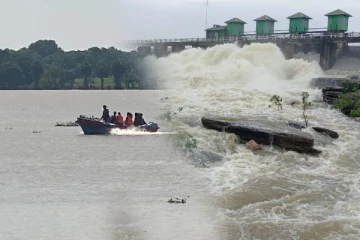 மட்டக்களப்பில் 4 அடி உயரத்துக்கு பாய்ந்தோடும் வெள்ளம்; போக்குவரத்து துண்டிப்பு