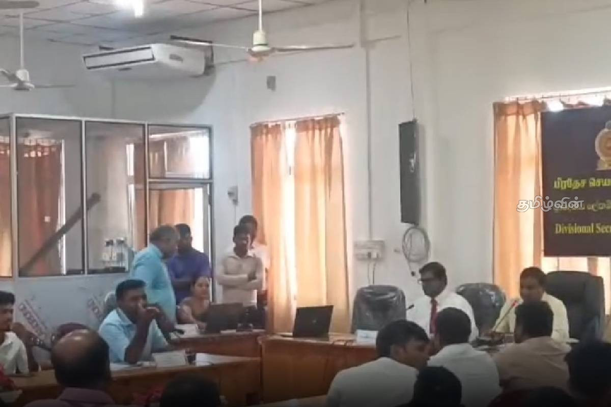வடமராட்சி கிழக்கு பிரதேச ஒருங்கிணைப்பு குழு கூட்டத்தில் கடும் வாதப் பிரதிவாதம் | Vadamaratchi East Coordination Meeting Debate வடமராட்சி கிழக்கு பிரதேச ஒருங்கிணைப்பு குழு கூட்டத்தில் கடும் வாதப் பிரதிவாதம் | Vadamaratchi East Coordination Meeting Debate