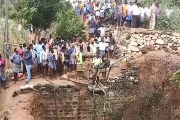 கிணற்றில் தவறி விழுந்த மாணவர்களை காப்பாற்ற முயன்றபோது நேர்ந்த சோக சம்பவம்