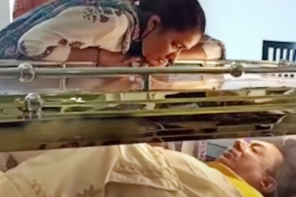 பிரதாப் போத்தனின் உடலைப் பார்த்து கண்கலங்கிய மனைவி, மகள் - காண்போர் நெஞ்சம் ரணமானது - தமிழ்நாடு