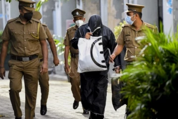 யாழ் இளைஞனை வெளிநாடு அனுப்புவதாக மோசடி செய்த ஆசிரியர்