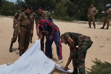 கடற்கரையில் பெண்ணின் சடலம்; அடையாளம் காண உதவிகோரும் பொலிஸார்