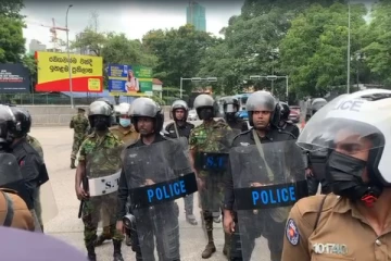 கொழும்பின் பிரதான பகுதியில் பதற்றம்: மாற்றுவீதிகளூடாக பிரதமர் அலுவலகத்திற்கு செல்ல முயற்சி (Live)