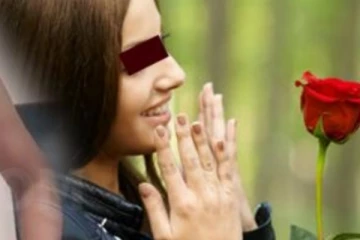 ඔෆිස් එකේ පෙම්වතියට වැලන්ටයින්දා තෑග්ගට රෝසමල එක්ක දරු දෙදෙනෙකුත් ලැබිලා